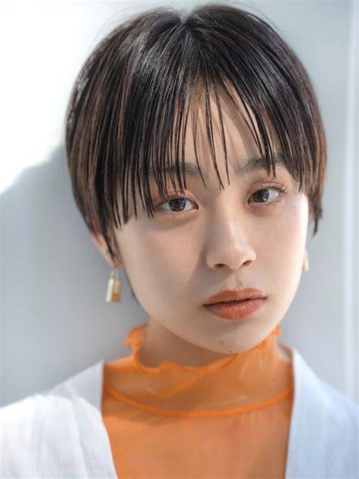 女子高生 ショートヘアの前髪と成長に合わせた調整イメージ
