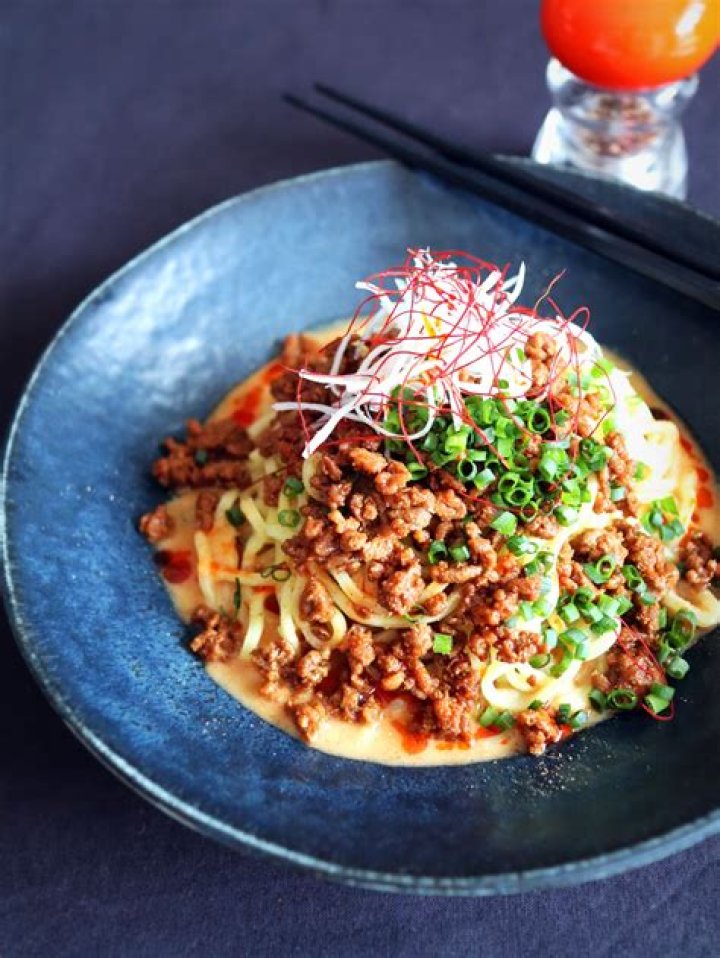 汁なし担々麺冷凍：タレが麺に絡むイメージ